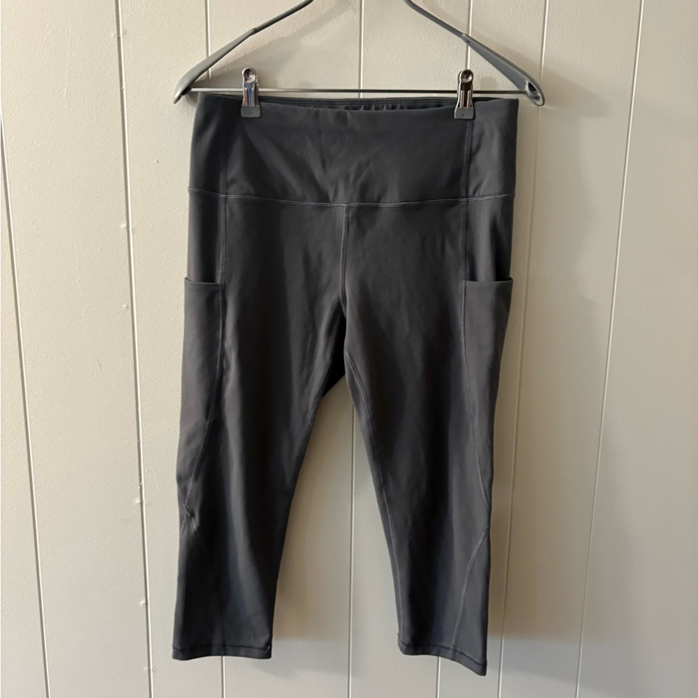 Phisockat Gray Women's Capris athletic wear with pockets size large sporty